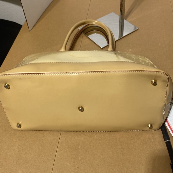 GUC. Arcadia buttercup, patent leather Bugatti bag. Made in Italy. - Picture 8 of 15